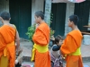 Mönche, die im Rahmen einer täglichen Prozession durch Luang Prabang pilgern Mönche, die im Rahmen einer täglichen Prozession durch Luang Prabang pilgern