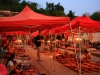 Der Night Market in Luang Prabang wird jeden Tag zur Dämmerung aufgebaut Der Night Market in Luang Prabang wird jeden Tag zur Dämmerung aufgebaut