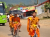 Vang Vieng, Mönche auf der Hauptstraße des Ortes Vang Vieng, Mönche auf der Hauptstraße des Ortes