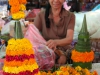 Auf einem laotischen Markt - hier werden Opfergaben aus Blumen gefertigt Auf einem laotischen Markt - hier werden Opfergaben aus Blumen gefertigt