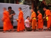Laotische Mönche bei der allmorgendlichen Mönchsprozession in Luang Prabang Laotische Mönche bei der allmorgendlichen Mönchsprozession in Luang Prabang