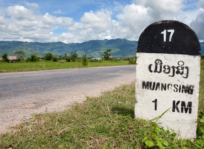 Luang Namtha: Kilometerstein nach Muang Sing Luang Namtha: Kilometerstein nach Muang Sing