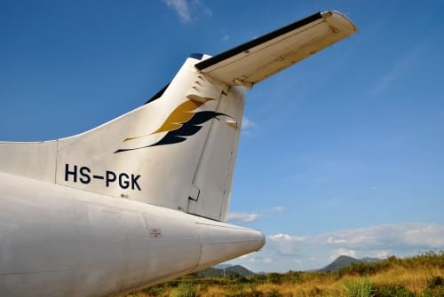 Um Zeit zu sparen, bietet es sich an, weite Strecken per Flugzeug zurückzulegen Um Zeit zu sparen, bietet es sich an, weite Strecken per Flugzeug zurückzulegen