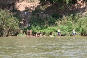 Eindrücke auf der Fahrt - im Mekong spielende Kinder in der Nähe von Pakse Eindrücke auf der Fahrt - im Mekong spielende Kinder in der Nähe von Pakse